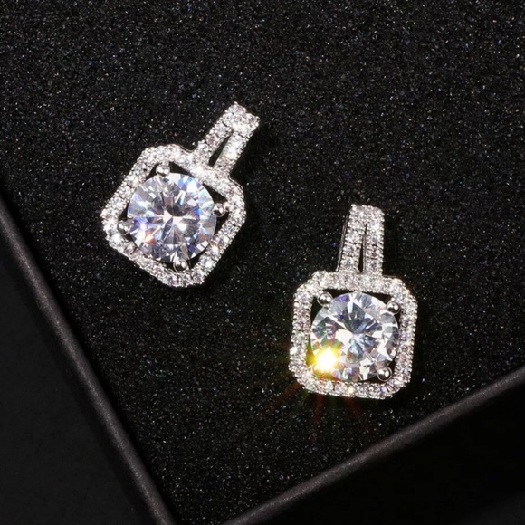 ¥ NEW WHITE SAPPHIRE STERLING SILVER STUD EARRINGS - Picture 5 of 5